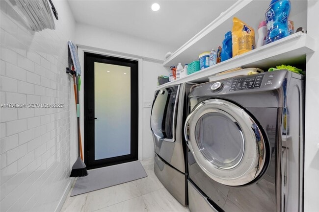 Building Photo - 1141 NE 90th St