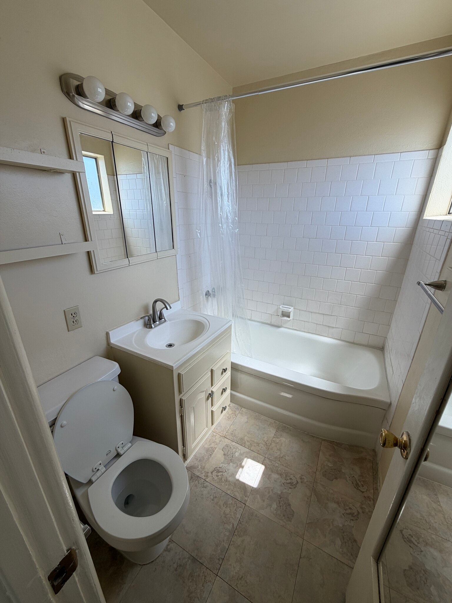 Full bath - 2133 Elden Ave