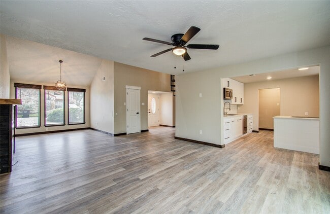 Building Photo - 712 Player Ct