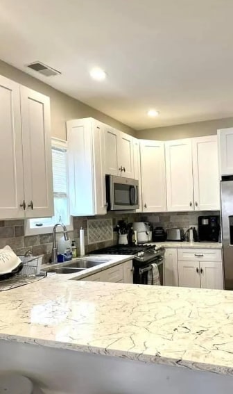 Building Photo - 2736 N Wilton Ave