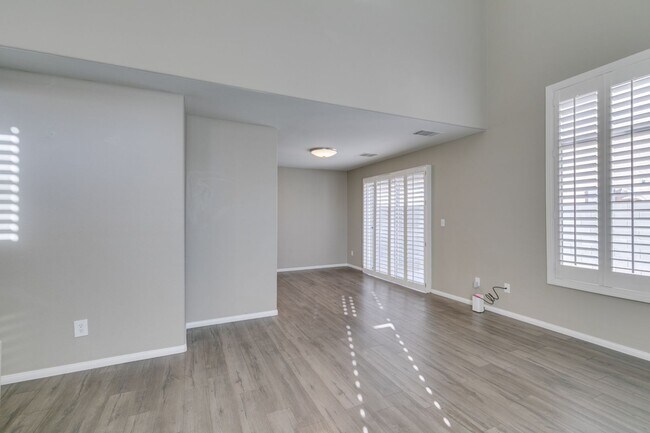 Building Photo - GORGEOUS HOME WITH TONS OF UPGRADES*GATED COMMUNITY WITH A COMMUNITY POOL*