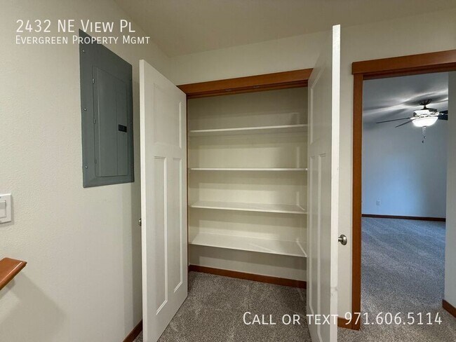 Building Photo - 2432 NE View Pl