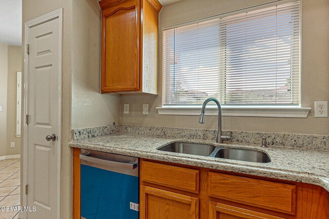 Building Photo - 951 Via Descanso Dr