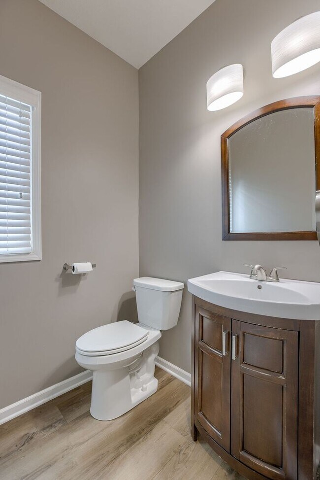 Building Photo - Must See West Omaha 5 Bedroom!!