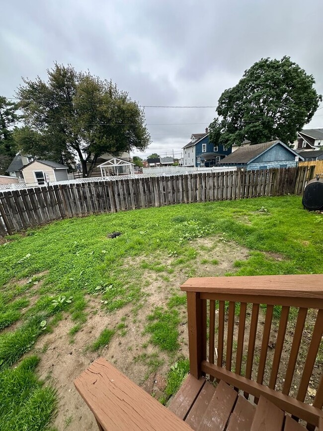 Building Photo - 3 Bed, 1 Bath Townhome