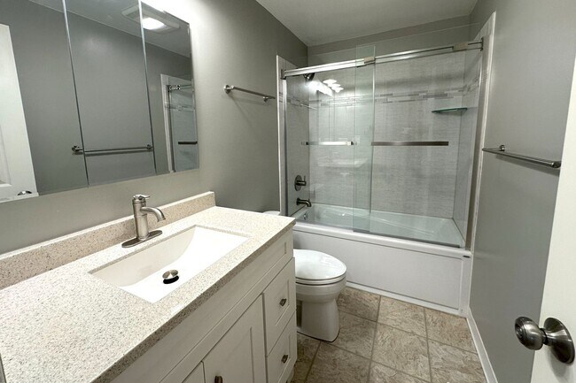 Building Photo - Bright and spacious 5bd 2 ba house in Edmo...