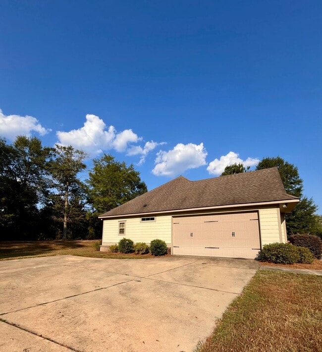 Building Photo - Spacious 3-Bedroom Home with Garage, Large...