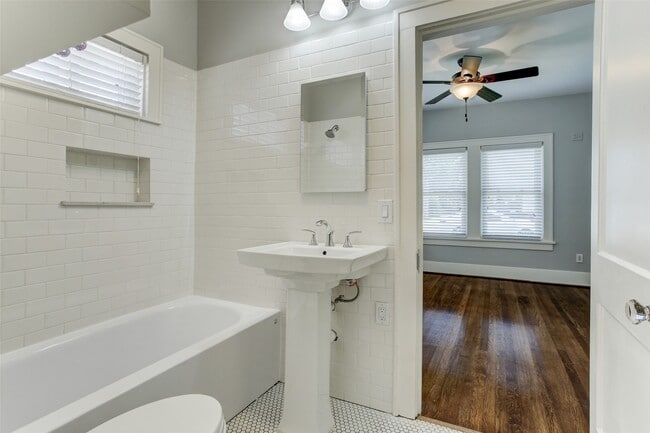 Building Photo - 2417 Huldy St