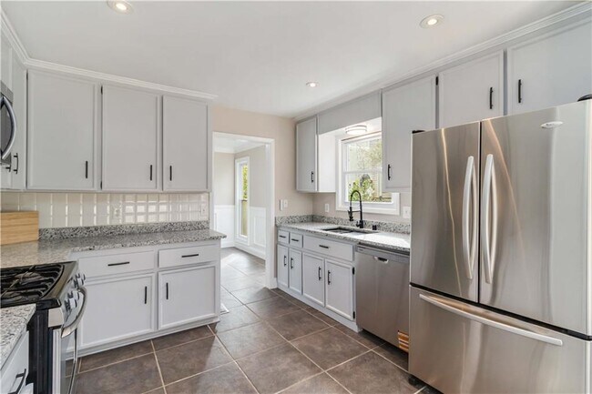 Building Photo - 3230 Cedar Bluff Dr NE