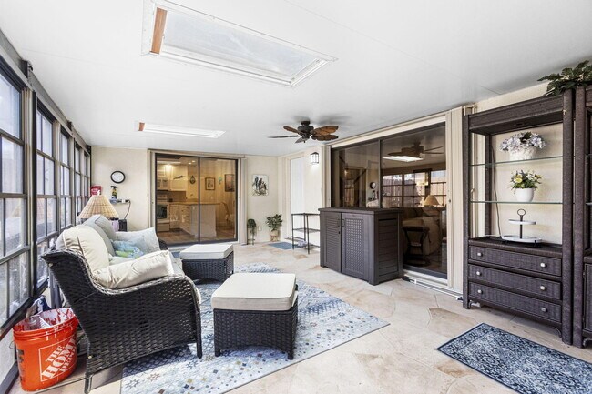 Building Photo - 5674 SE Riverboat Dr