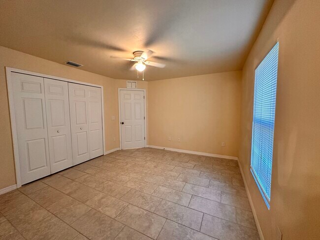 Building Photo - 531 SE 5th Pl