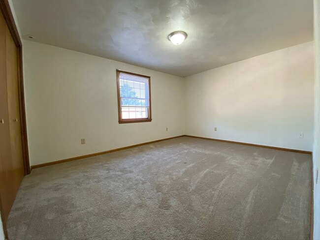 Building Photo - Lovely 2 Bedroom Townhouse with Private Patio, Off-Street Parking & MORE! Call Today!!