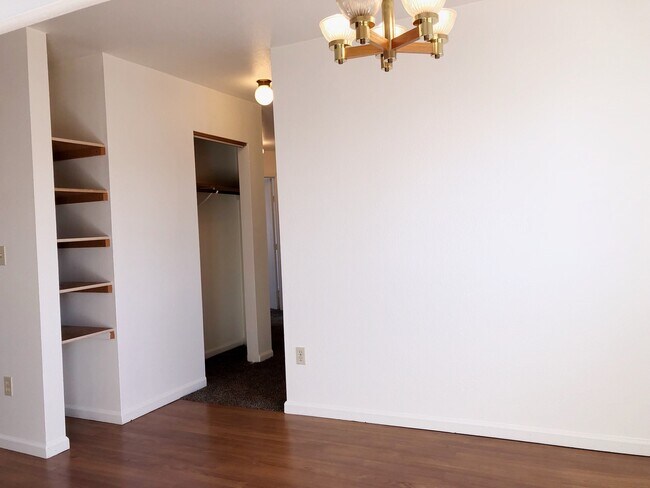 Building Photo - 1103 Broaddus St