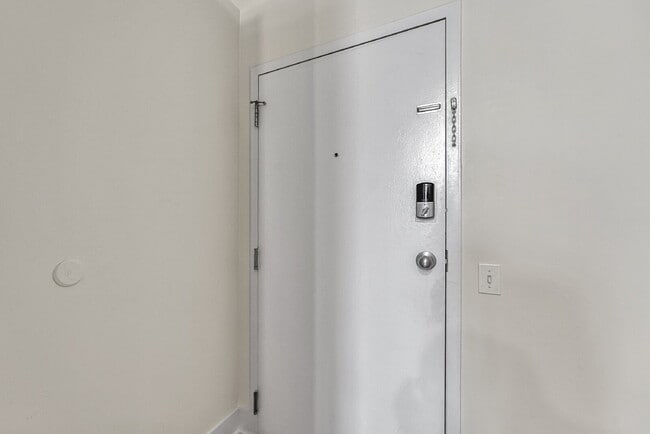 Building Photo - $1,695.00, 1 bed1 bath Updated Condo locat...
