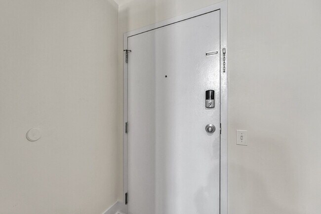 Building Photo - $1,895.00, 1 bed1 bath Updated Condo locat...