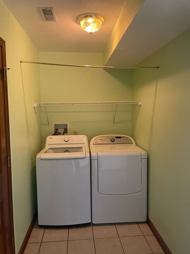 Building Photo - Three-Bedroom Two Bath Townhome in Charleston Cross Lanes Area