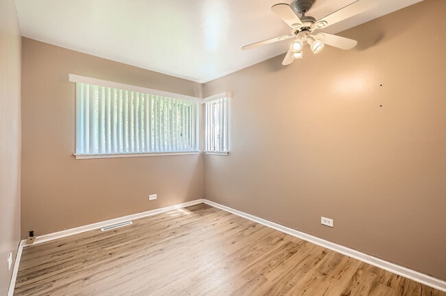 Building Photo - 36180 N Grandwood Dr