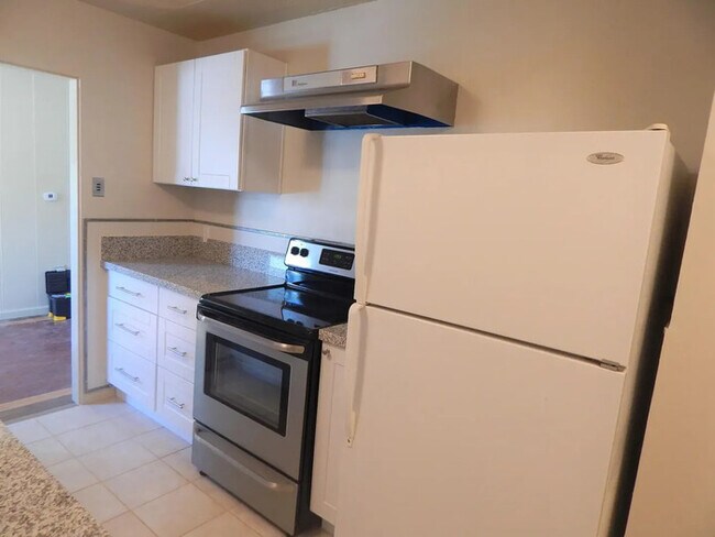 Building Photo - Bright 3-Bedroom Home Near UNR with Internet, Laundry and 3 Parking Spaces