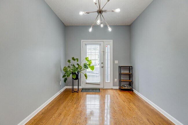 Building Photo - 2 BEDROOM 2 BATH TOWNHOME CLOSE TO DOWNTOWN