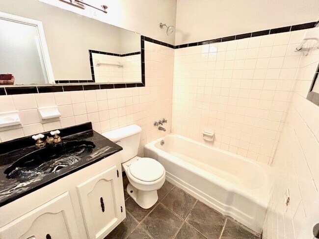Building Photo - $500 Move In Special-or-$100 off monthly r...