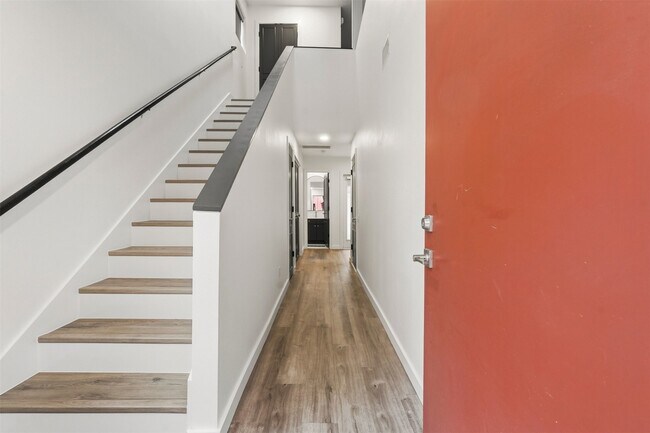 Building Photo - 6121 Gehring St