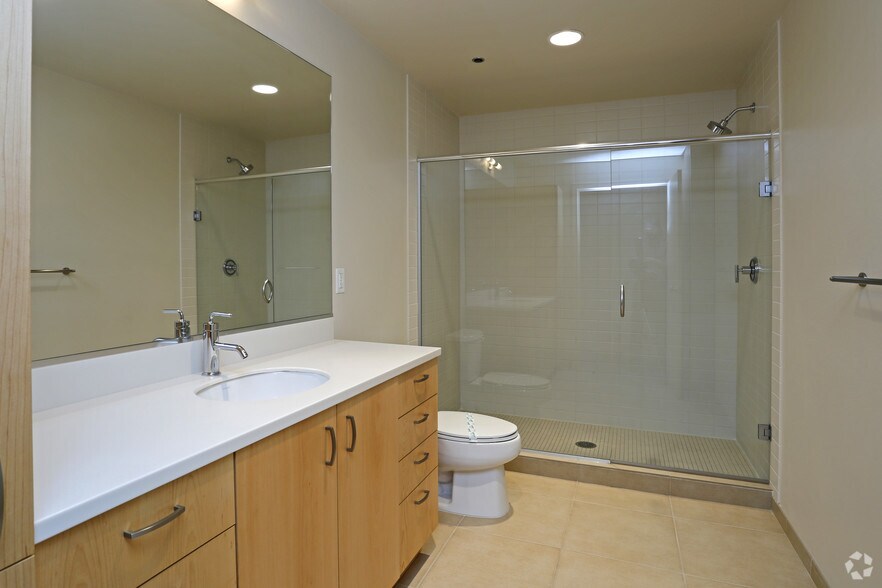 Interior Photo - 2121 Belmont