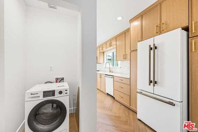 Building Photo - 6327 Babcock Ave