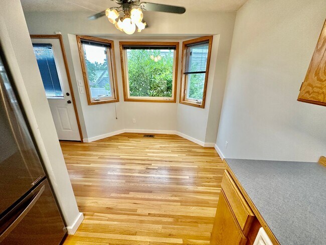 Building Photo - Charming Downriver Home
