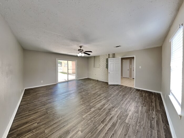 Building Photo - 809 Lochmoor Ln