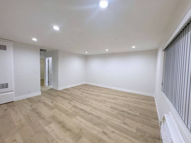 Primary Photo - 1700 Keeler St