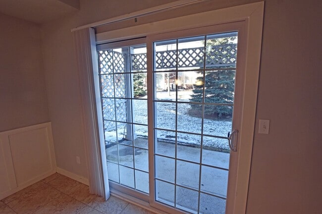 Building Photo - Shelby Township Townhouse -3 Bedrooms, 2.5 Baths, 2-Car attached garage, 1885 SF