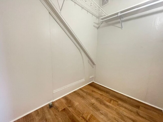 Building Photo - 473 Wilson St
