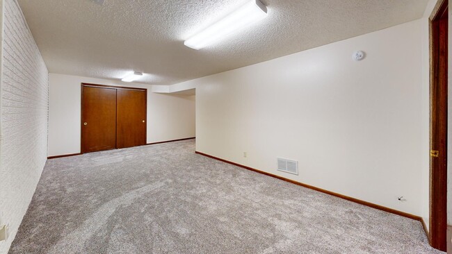 Building Photo - AVAILABLE DECEMBER 16th! Large Duplex in B...