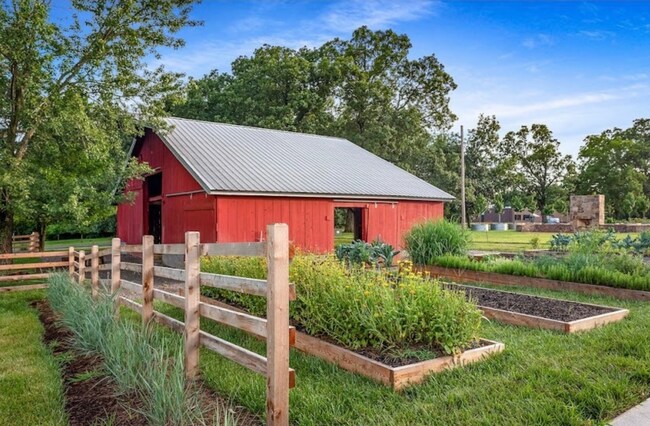 Building Photo - 280 NW Red Barn Cir