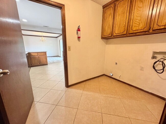 Building Photo - 3 Bed 2 bath!