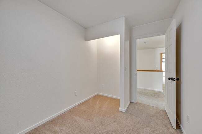 Building Photo - 4 BED & 2.5 SINGLE FAMILY HOUSE FOR RENT