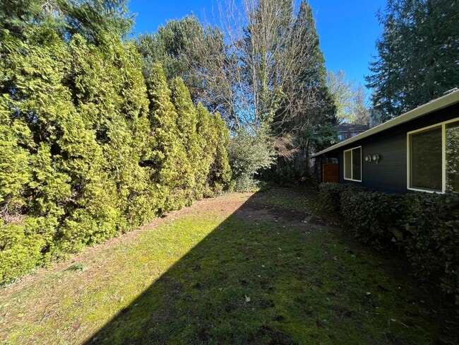 Building Photo - Beautiful 2 Bed, 1 Bath Duplex in SW Portland! Enjoy Private Yard, Spacious Floorplan in a Great ...