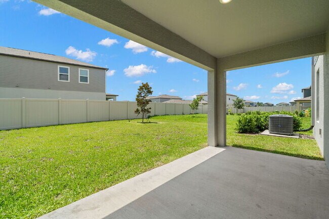 Building Photo - LIKE NEW Home For Rent in Zephyrhills!