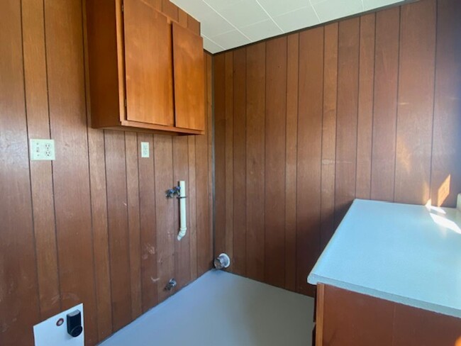 Building Photo - 3 Bedroom 1.5 Bathroom Unit Available in U...