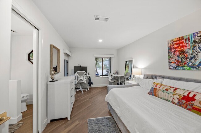 Building Photo - 845 NE Mulberry Dr