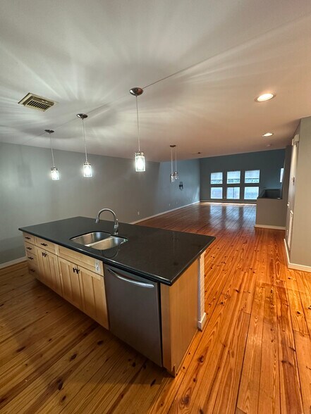 Building Photo - 918 Ruthven St