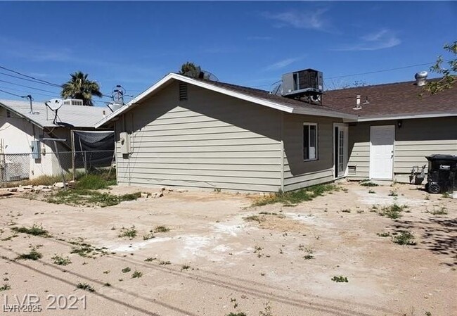 Building Photo - 3115 E Dillon Ave