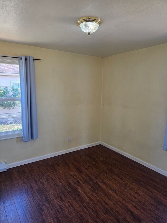 Building Photo - 2 Bedroom with Huge Yard in Springfield