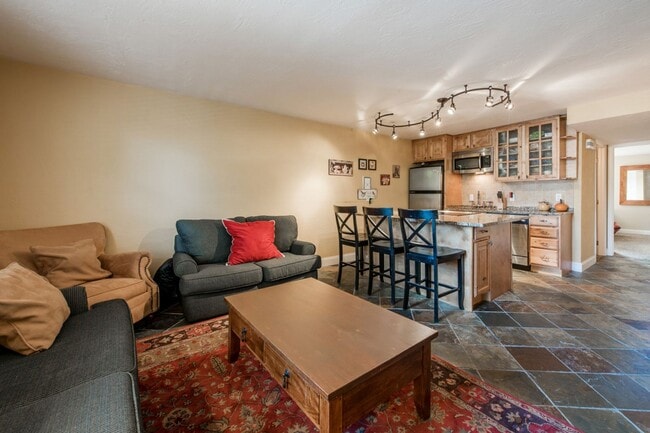 Building Photo - 1150 Deer Valley Dr