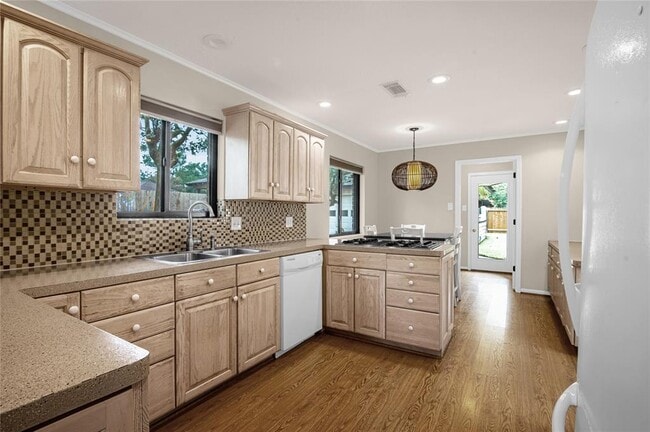 Building Photo - 319 Forest Lake Dr