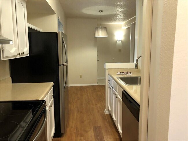 Building Photo - 6907 Woodhue Dr