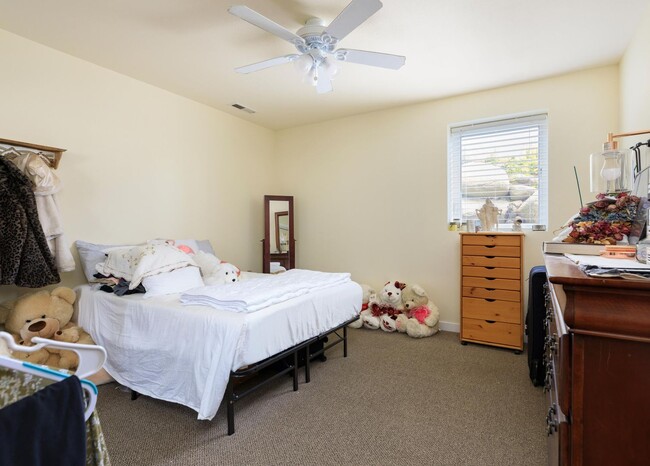 Building Photo - Gorgeous Lower Level Apartment Ready For a...