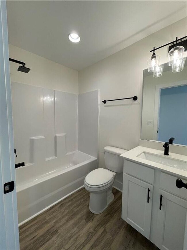 Building Photo - Single Family Home in Seneca!