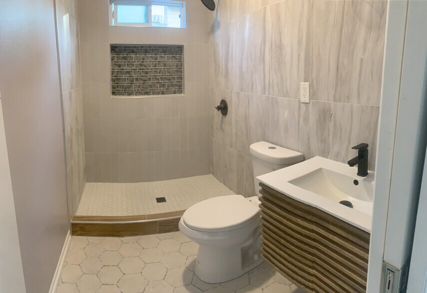 full bathroom - 3448 Fairmount Blvd