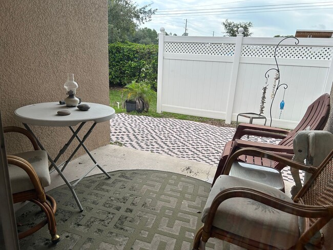 Building Photo - Charming 2 bedroom/ 2 bath condo